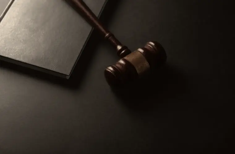 Martelo de juiz apoiado sobre um livro